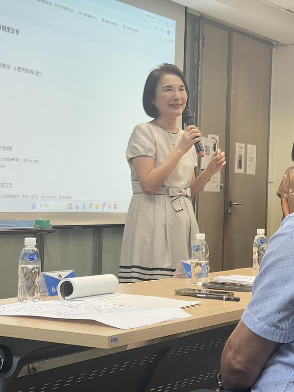 洪久賢校長於共識營中帶領主管檢視討論成果,凝聚學校發展方向與優先推動事項,攜手邁向共同未來。