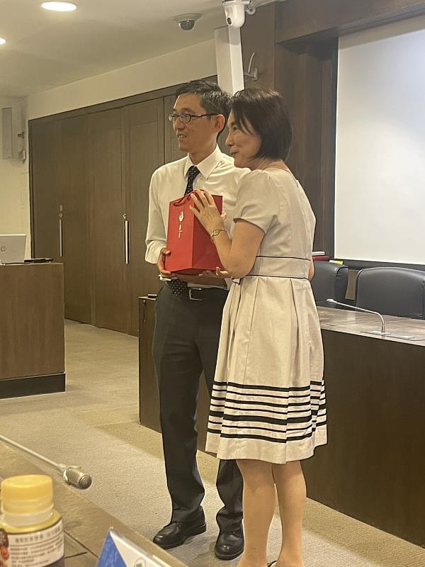 洪久賢校長致贈感謝狀予國立清華大學教務長、電機工程學系清華特聘教授劉奕汶,感謝其分享未來人才AI能力圖像與跨域學習趨勢。