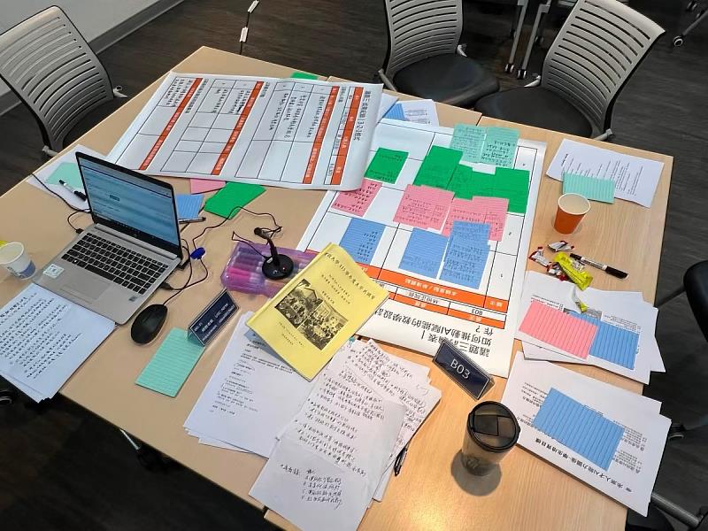 世界咖啡屋討論成果豐富,與會主管透過便利貼、海報及書面紀錄,彙整不同院系、校區與行政單位的多元觀點。