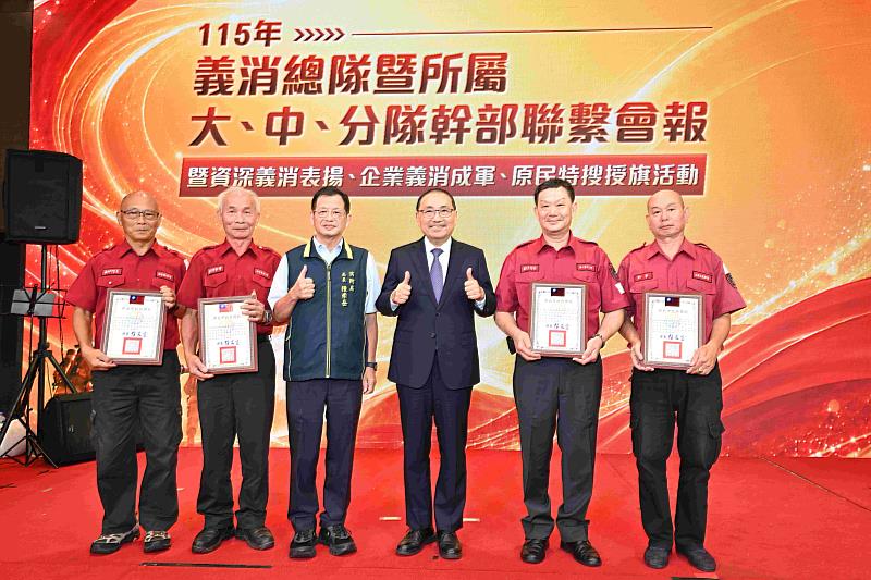 市長侯友宜及局長陳崇岳與40年資深義消張木祈(左1)、劉慶松(左2)、康明田(右2)、李進益(右1)合影