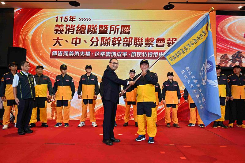 新北義消會報侯友宜致謝資深義消 主持企業義消及原民特搜授旗 | 中央社訊息平台
