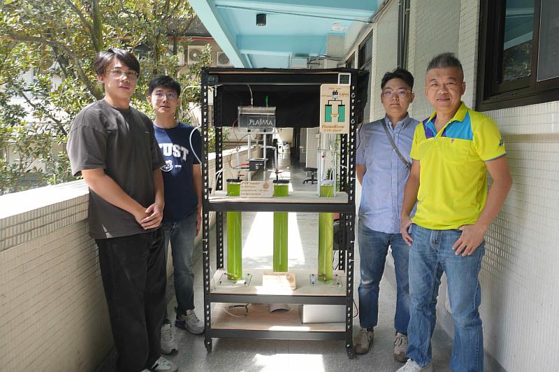 國立臺灣科技大學機械工程系特聘教授郭俞麟研究團隊打造「永續微藻碳固定平台」，為未來低碳循環技術與生物碳捕捉提供新方向。左起：團隊成員張柏翔、黃柏勛、林秉緯、機械工程系特聘教授郭俞麟。