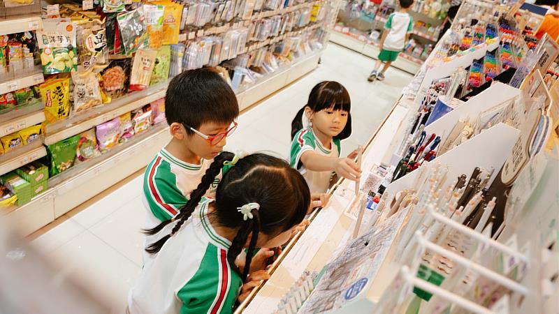 高虹安市長陪同學生挑選專屬開學文具。