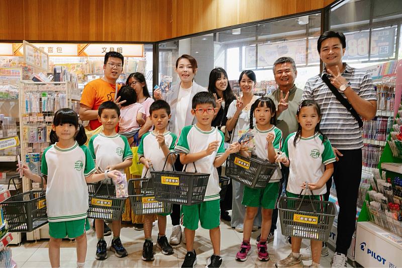 高虹安市長陪同學生挑選專屬開學文具。