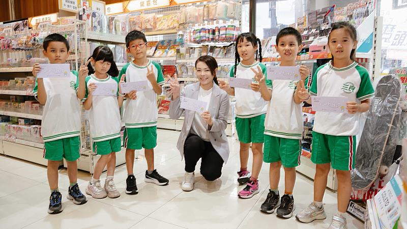 高虹安市長陪同學生挑選專屬開學文具。