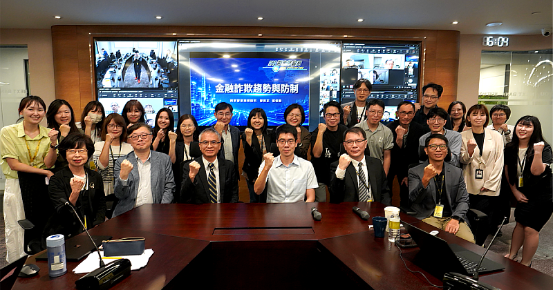 將來銀行邀刑警局張佳勳警官（前排右三）分享最新趨勢，由將來銀行董事長郭水義（前排左三）、董事廖晨旭（前排左二）、總經理張恭賀（前排右二）領銜精進多項防詐措施。