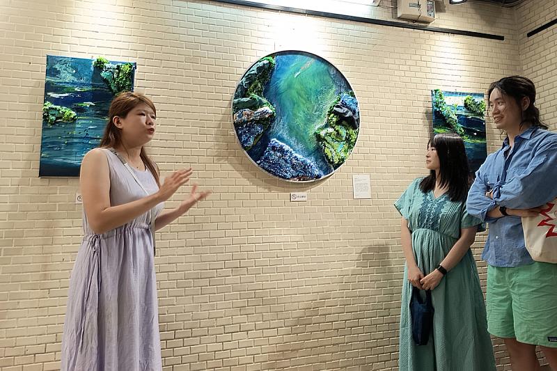 游雅雯的〈港織流光〉以複合媒材描繪基隆的山、岸與海。