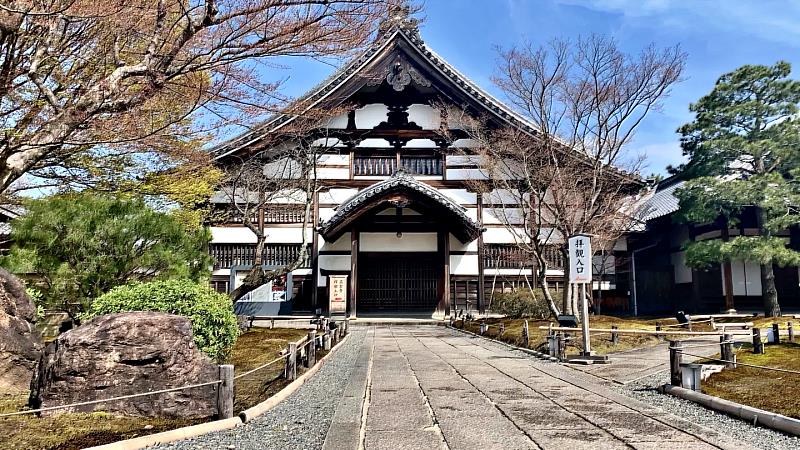 高台寺創建於1606年,由豐臣秀吉的正室「寧寧」(北政所)為追悼秀吉而建,隸屬臨濟宗建仁寺派。寺院坐落於京都東山,至今仍保留豐臣時代的歷史風貌,是京都極具代表性的名刹之一。