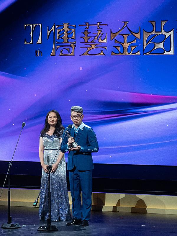 實踐大學音樂學系校友戴健宇(右)與專輯製作人蔡佳璇於第37屆傳藝金曲獎領獎