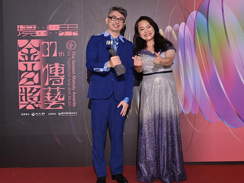 實踐大學音樂學系校友戴健宇(左)與專輯製作人蔡佳璇合照