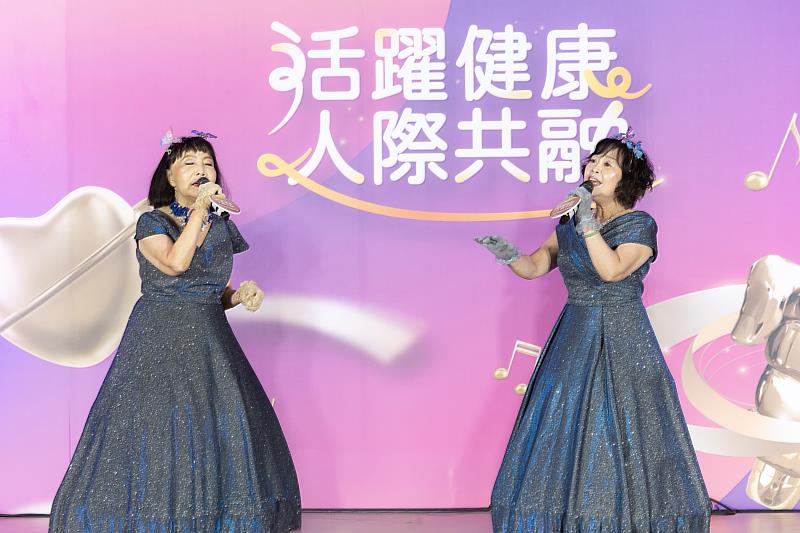 2026「富邦甲子盃歌唱大賽」對唱組（60歲以上）梅花奬（冠軍）得主林彩玲(右)、陳林美英展現精彩歌藝及十足之默契。