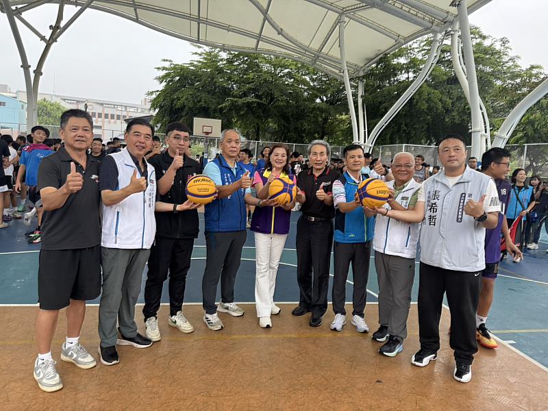 賴淑娞主任委員及貴賓一起開球