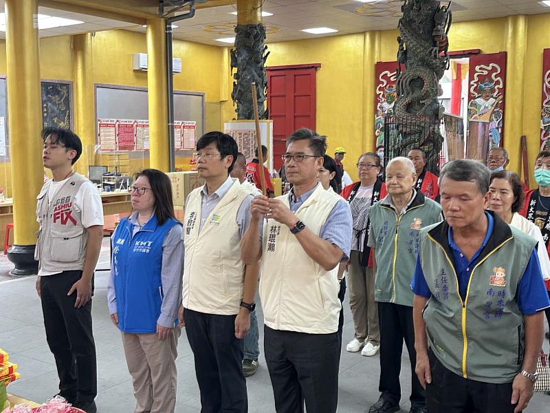 副市長林琨瀚及與會貴賓入廟團拜祈福。