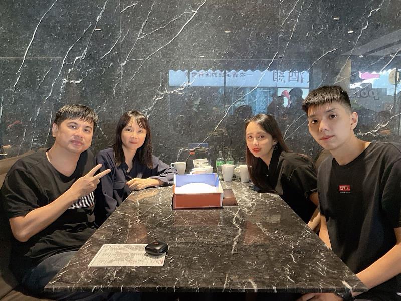 隨著收入的穩健提升，涔葦也能帶著家人一起出遊、吃大餐！