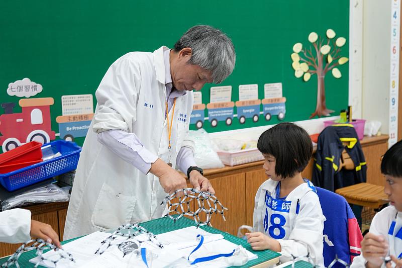 姚清發名譽教授教導學生製作碳60模型