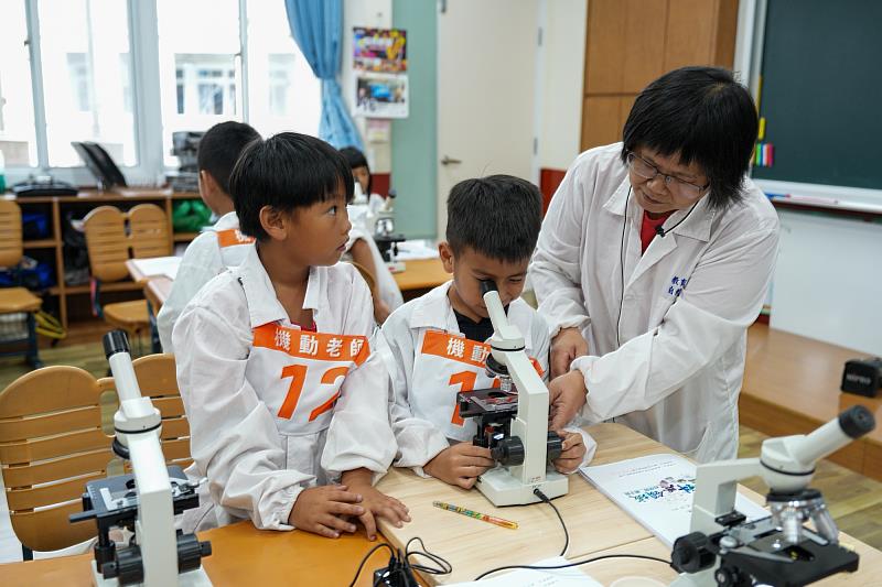 學生透過顯微鏡看見肉眼無法看見的葉子細胞與組織