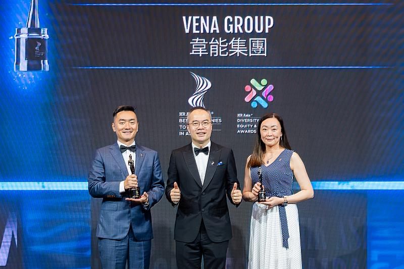 韋能集團台灣執行長李文正 Wencheng Lee(左)與韋能集團台灣人資暨行政總監張瑋倫 Cynthia Chang(右),代表公司領取 HR Asia「亞洲最佳企業雇主獎」及「DEI多元、平等與共融獎」