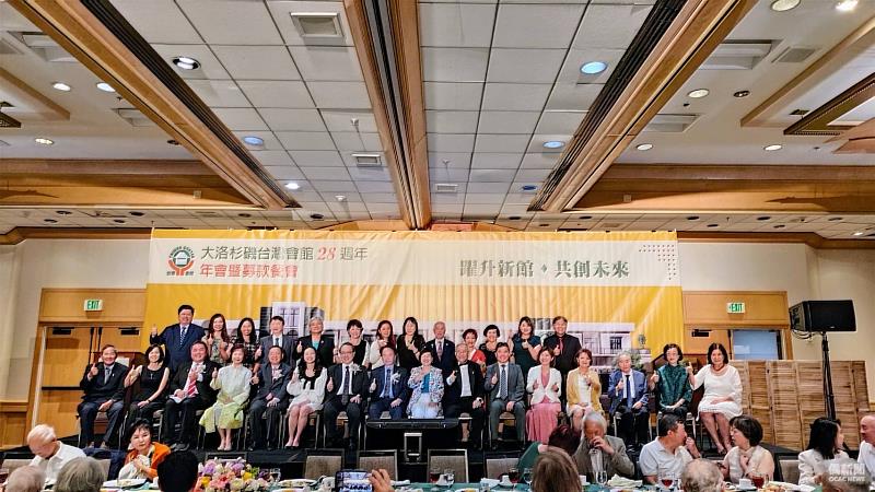 大洛杉磯臺灣會館第15屆董事會成員與嘉賓合影。