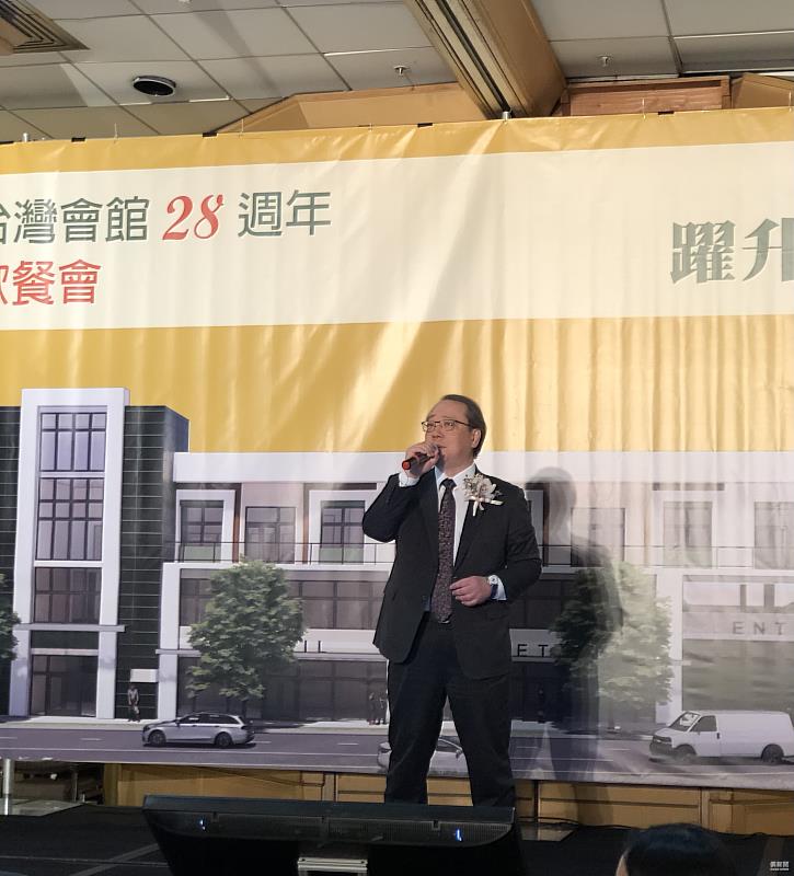 駐洛杉辦事處處長馬博元獻唱籌款，獲得臺美鄉親熱烈響應。