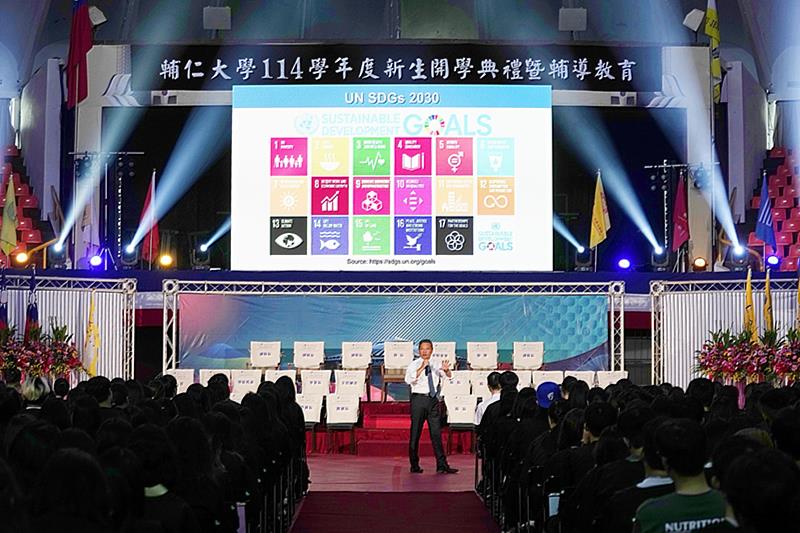 藍易振校長於開學典禮親授永續課程，4000多人次新生參與