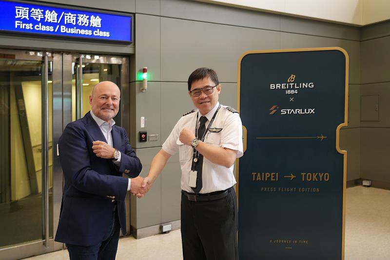 此航班特別由星宇航空張國煒董事長親自執飛，百年靈House of Brands執行長Georges Kern亦專程來台參與。（圖左至右為百年靈House of Brands執行長Georges Kern、星宇航空張國煒董事長）