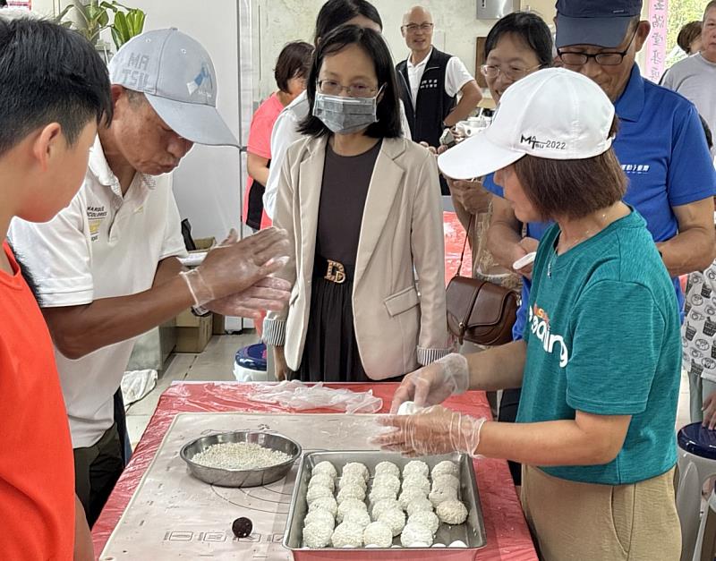連江縣樂齡學習中心舉行「食在馬祖—四季篇」帶領長者們製作馬祖傳統美食「糯米蒔」，教育部終身教育司副司長顏寶月特別到場觀課。（圖／文：鄭綿綿）