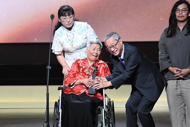 文化部長李遠（右）頒贈「音樂類特別獎」予滿州民謠傳藝師張日貴。