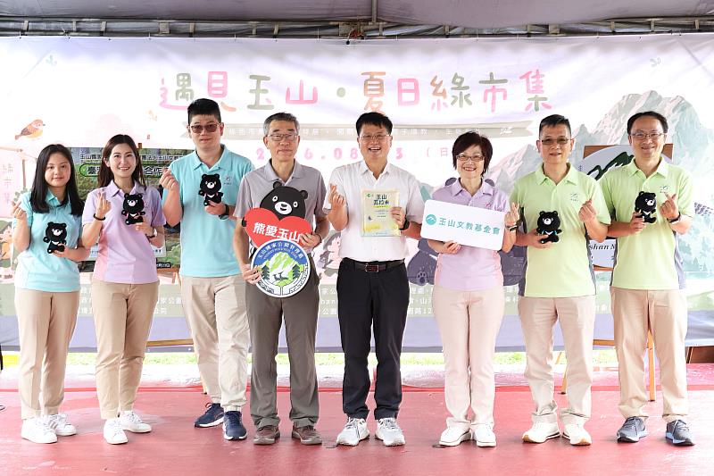 玉山文教基金會與玉山國家公園管理處簽署「臺灣黑熊保育合作備忘錄（MOU）」，共同投入臺灣黑熊保育。圖為玉山文教基金會執行長許美麗（右三起）、內政部國家公園署署長王成機、玉山國家公園管理處處長鄭瑞昌。（圖／玉山金控提供）