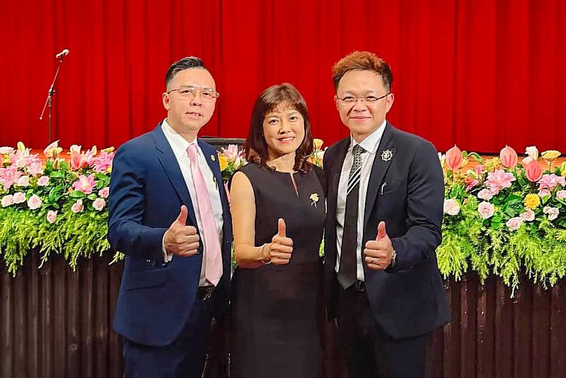 畢業於朝陽保金EMBA之三商美邦人壽1498通訊處處經理莫玉婕(中),榮獲最佳保險成就獎優選。