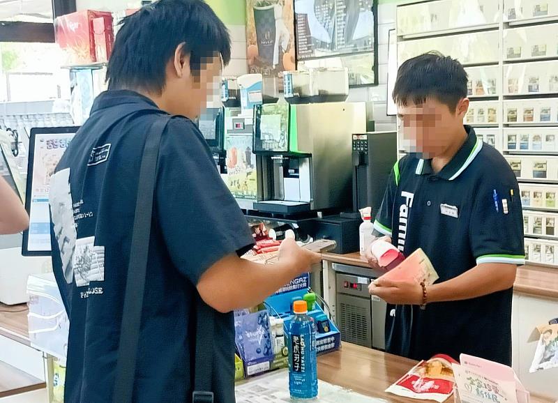 方碩(右)透過勞動部「少年就業力準備計畫」,一步步探索培力、接軌職場、穩定就業。