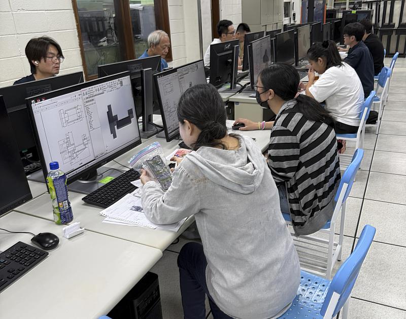 精密機械班撰寫程式課程。