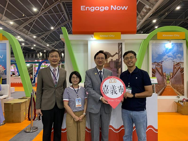 市府團隊與駐新加坡童振源大使(右2)合影。