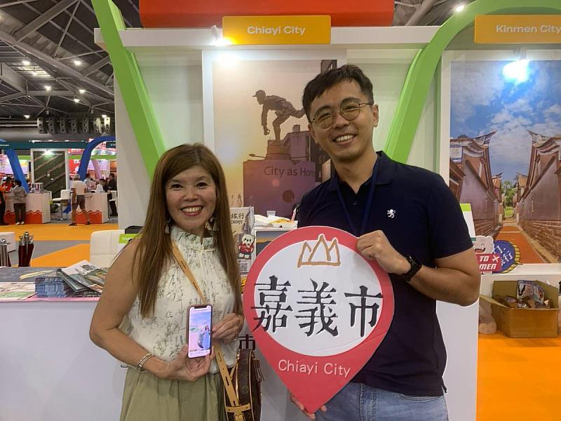 新加坡旅客熱情分享日前前往嘉義市與大白熊的合影。