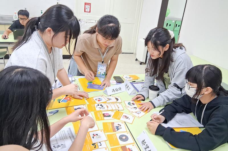 透過卡牌遊戲了解自我覺察與情緒管理。