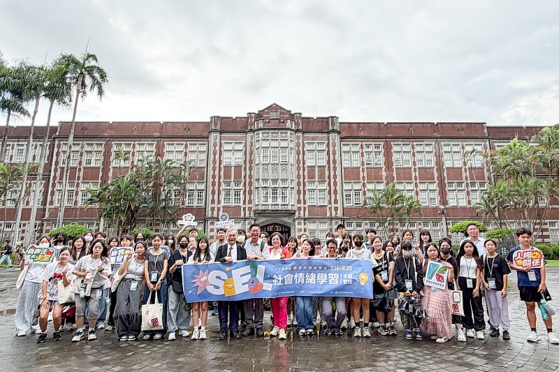 大合照，出席師長：台師大陳學志副校長、進修推廣學院胡衍南院長及高雄市仁武高中余忠潔校長。