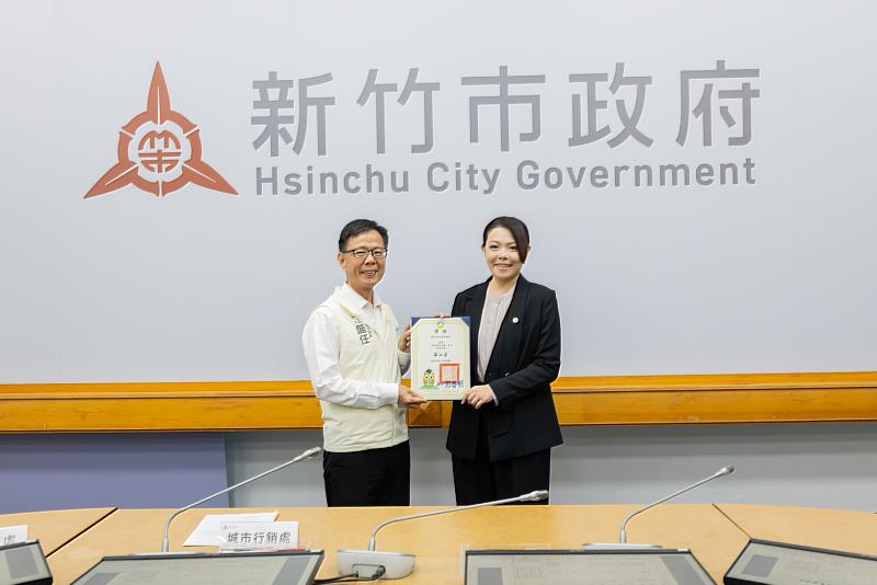 環保局長江盛任獻獎。
