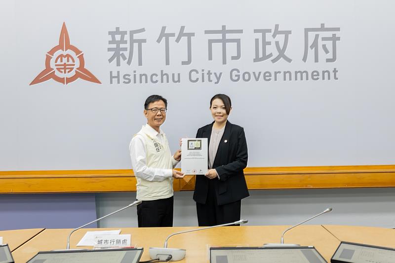 環保局長江盛任獻獎。