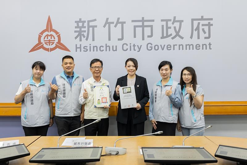 新竹市環保局獲「GOV Design Awards 2026」(2026政府設計獎)「銀獎」、「地球出任務」影片,專業評選第2名。團隊與市長高虹安合影。