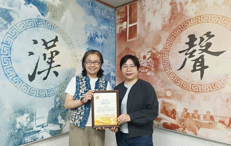 群景國際商務法律事務所所長蔡慧玲律師（左）頒贈廣播專訪感謝狀予欣葉國際知識長王姿惠（右）。