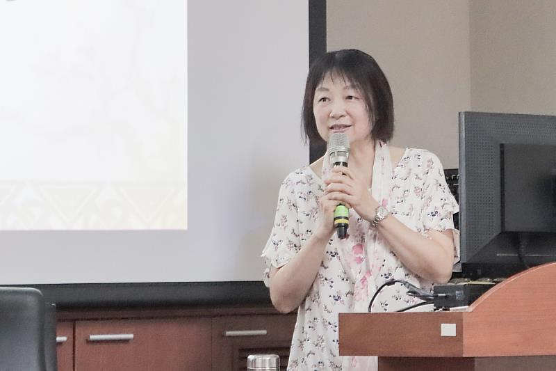 國立臺灣師範大學國文學系陳芳教授。