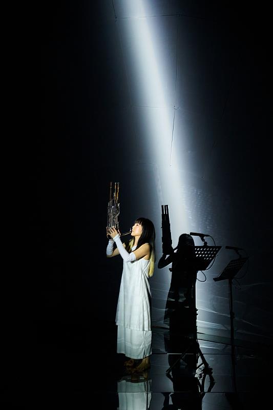 「2026 聲徜音樂節：Wandering」中由笙演奏家李俐錦在《穹蒼流變儀》節目中演出《複製體 IV》。圖／jc攝影、C-LAB提供