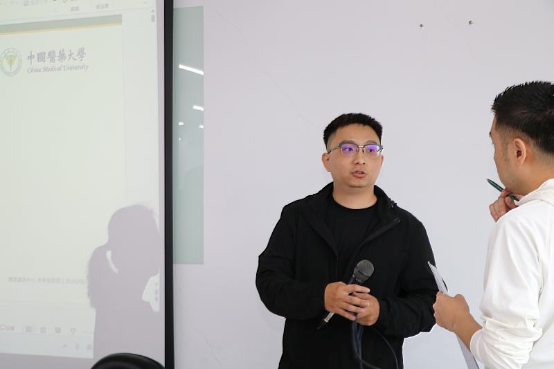 課程結束後，與會師長踴躍提問。