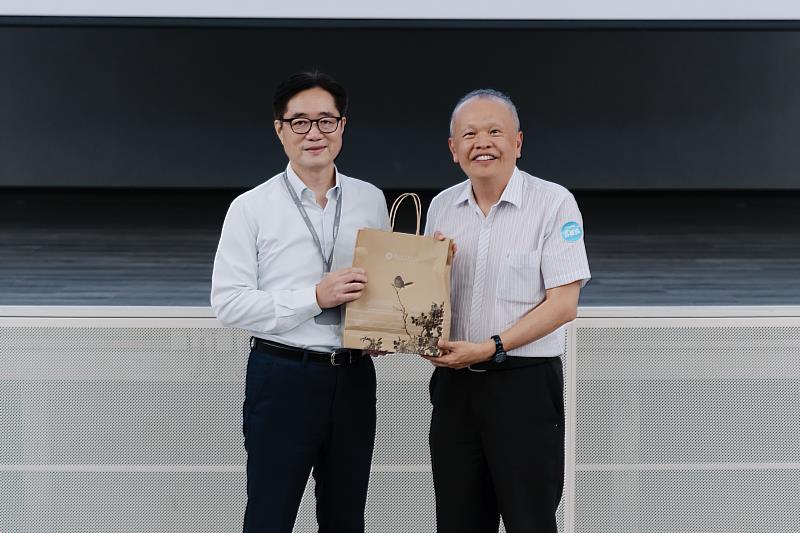 鼎新數智劉祐男總經理(左)與公務人力發展學院陳明忠院長於臺中鼎新數智「5G AIoT體驗基地」進行深度的AI產、官界業應用交流。(圖/中金院提供)