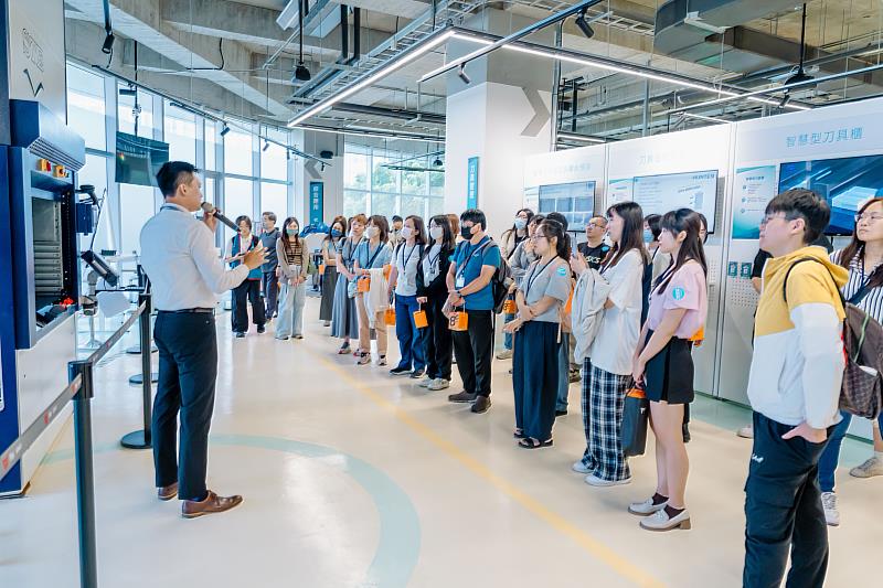 來自全臺灣各地的學員,透過「智慧治理:AI×數位應用進化營」一同在企業現場了解AI在產業的實務與實戰應用。(圖/中金院提供)
