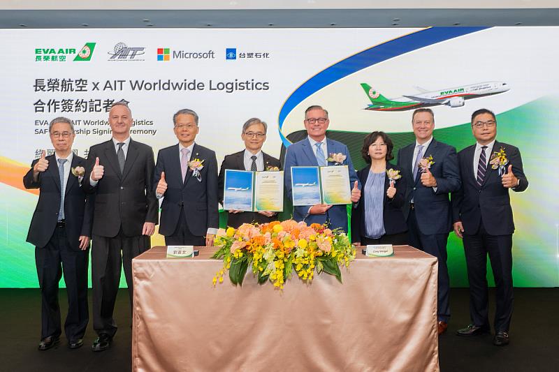 長榮航空永續長劉嘉文（左4）和全球知名貨運代理商AIT Worldwide Logistics策略長Greg Weigel（右4）共同簽署協議，並由民航局局長何淑萍（右3）、長榮航空總經理孫嘉明（左3）、美國在台協會商務組副組長Eric Crowley（左2）、AIT全球營運執行副總裁Ryan Carter（右2）、台塑石化總經理林克彥（左1），以及微軟公共暨法律事務部總經理施立成（右1）出席見證，一起為加速建構航空低碳生態系盡一份心力。