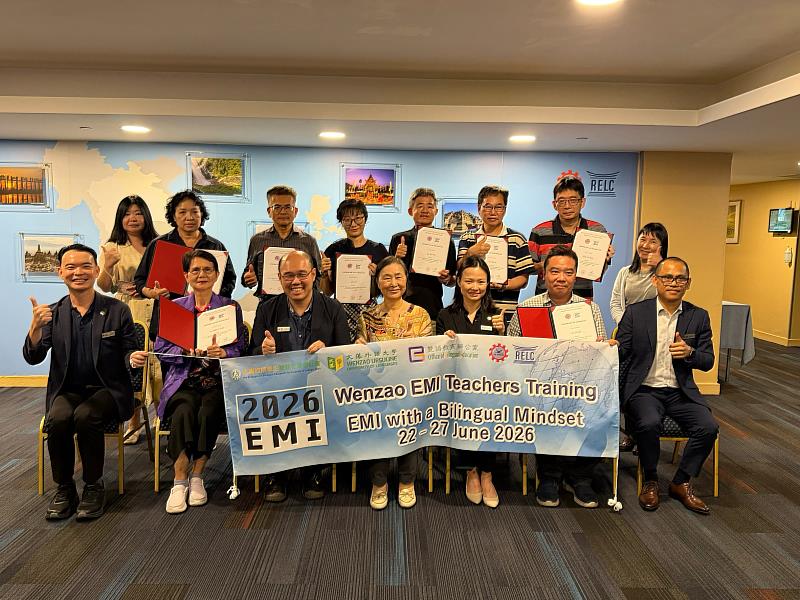 文藻教師赴新加坡參與EMI師資培訓並完成課程，於結業式獲頒證書，將所學教學策略帶回校園，深化雙語教育推動。