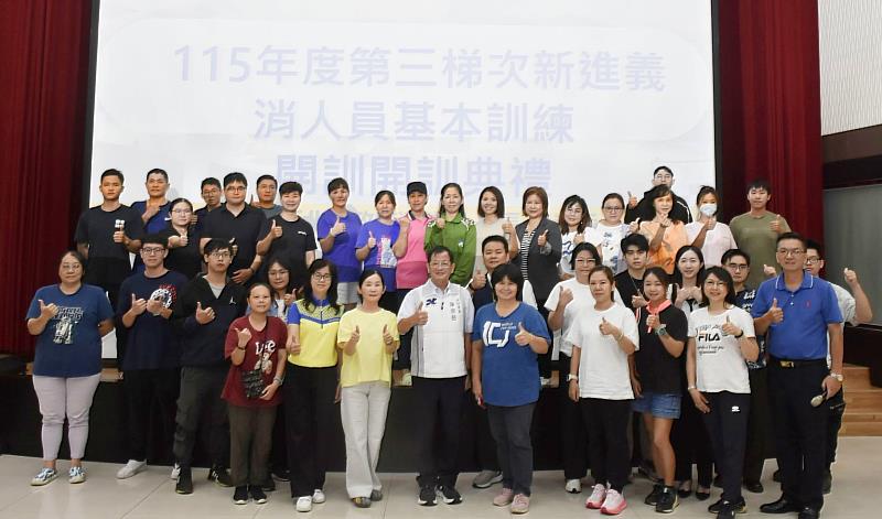 消防局長陳崇岳與全體學員合影留念。