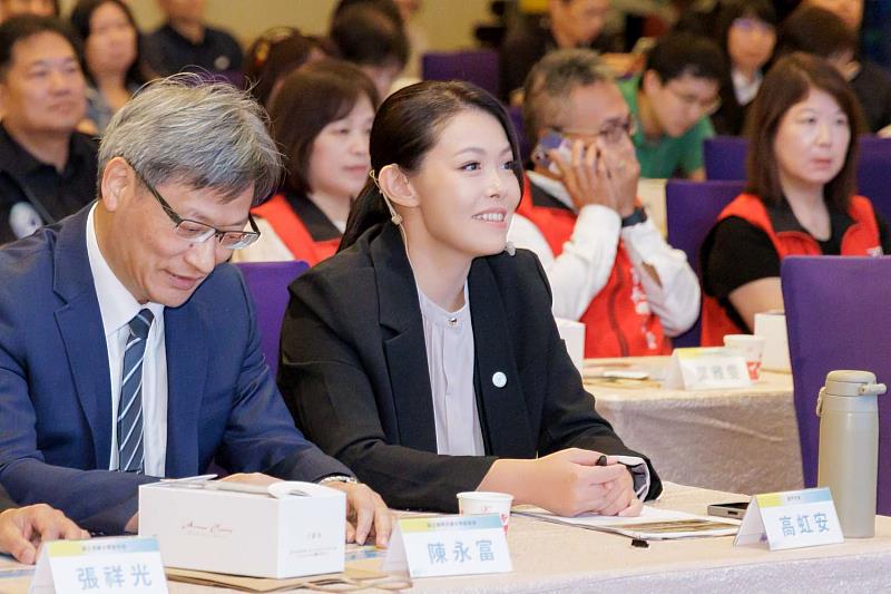市長高虹安聆聽學子分享參與海外營隊經驗。
