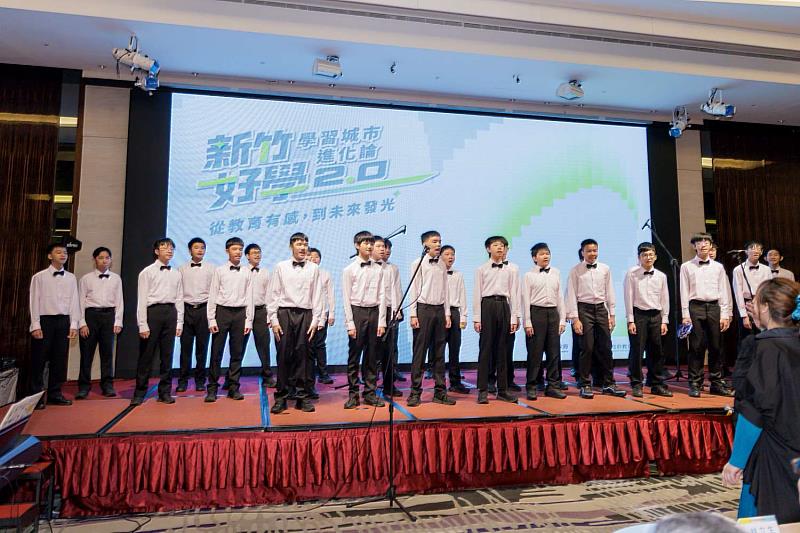 合唱團開場表演。