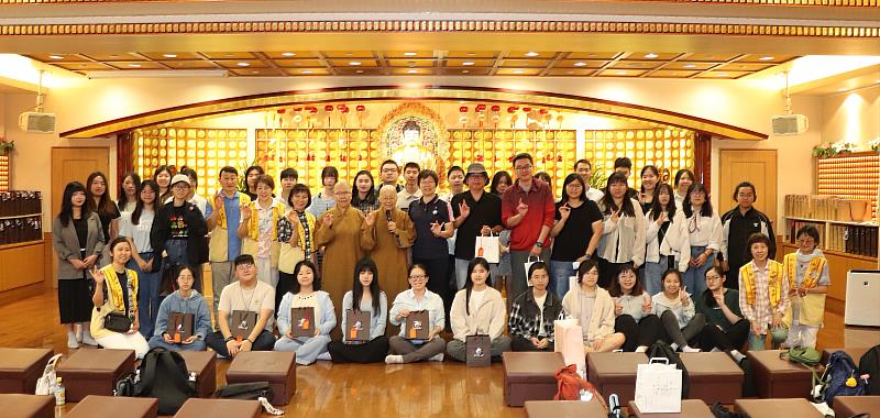 南華大學打造多元海外學習平台,文學系學生至日本移地教學,並參訪東京佛光山寺。